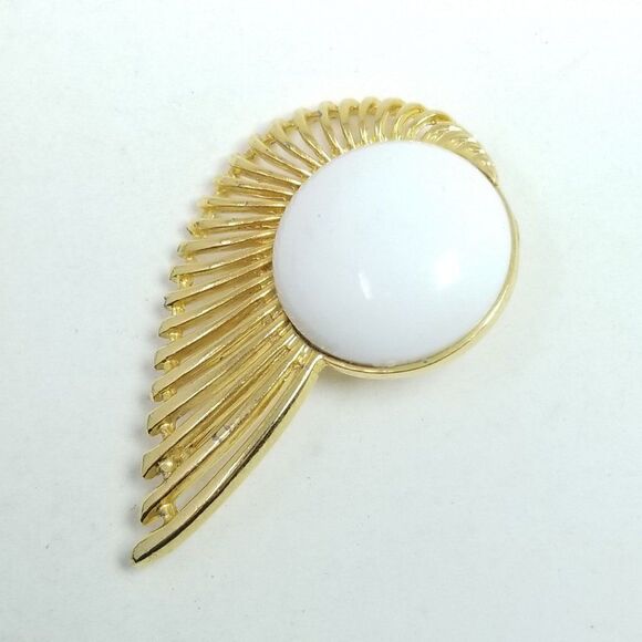 Vintage White and Gold Tone Wing or Eye Shape Modernist Style Brooch, Retro 80s - Picture 5 of 5